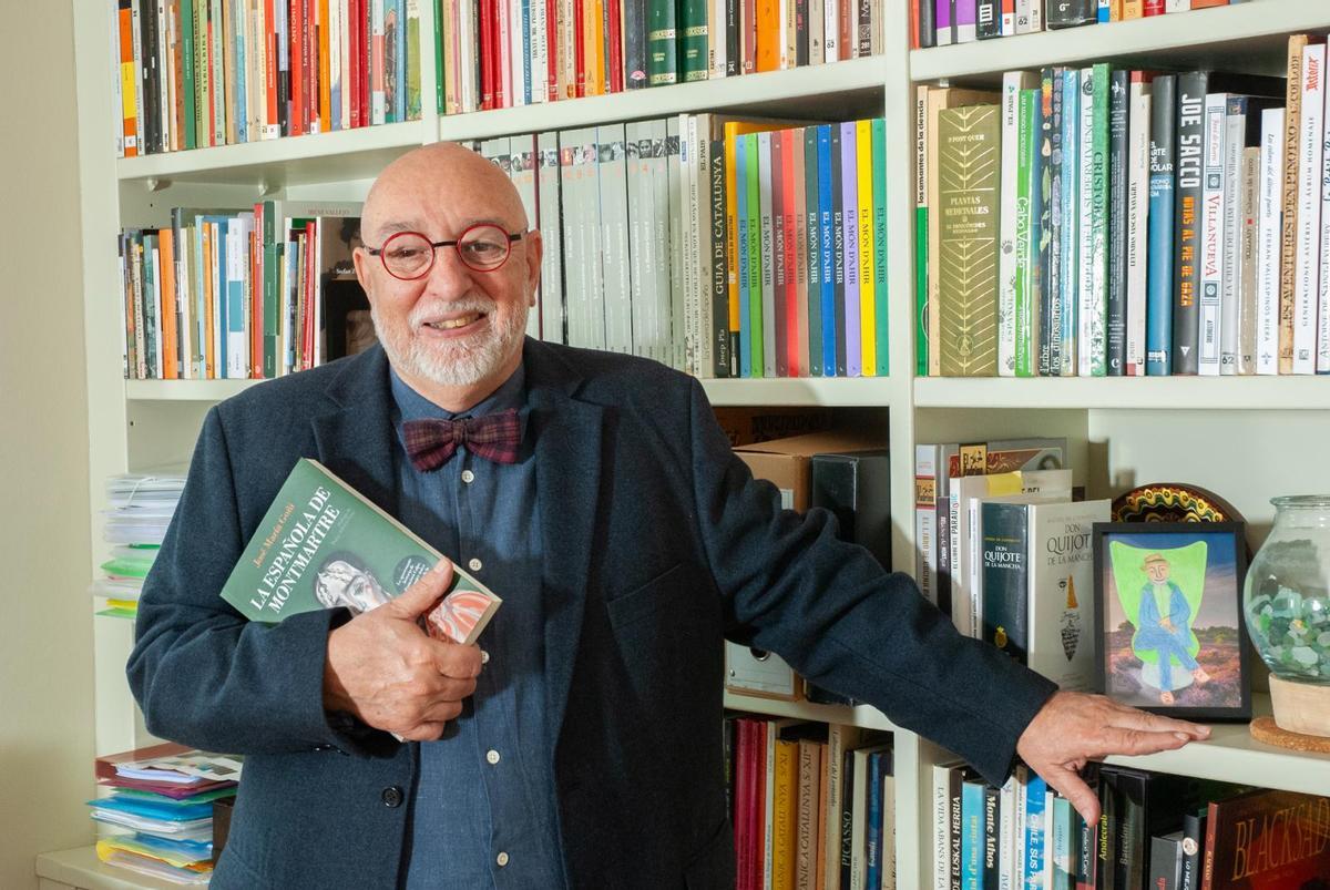 L'autor José María Goñi amb el llibre que ha escrit sobre la vida de la seva àvia Francisca.