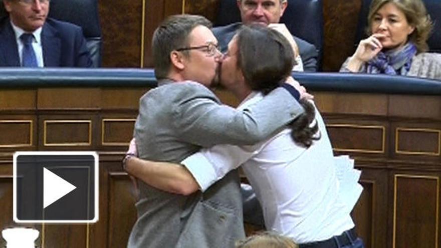 El beso entre Iglesias y Doménech.