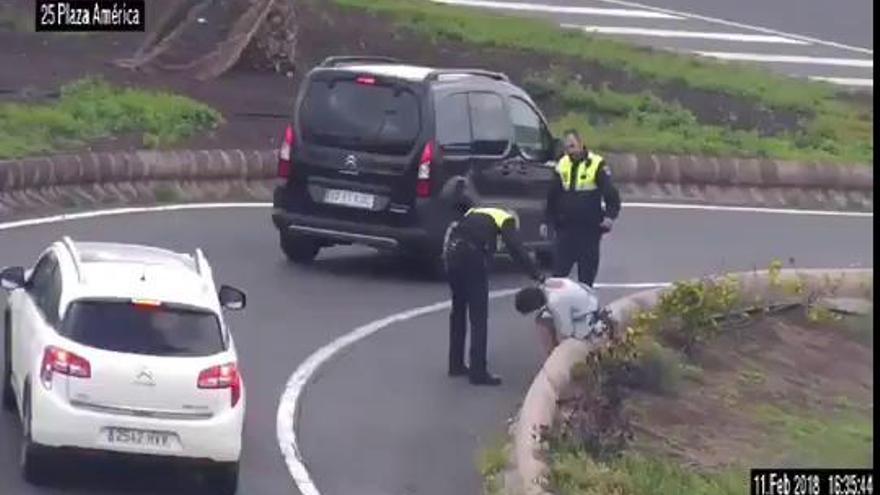 La Policía Local despierta a un hombre mientras dormía junto al Julio Luengo