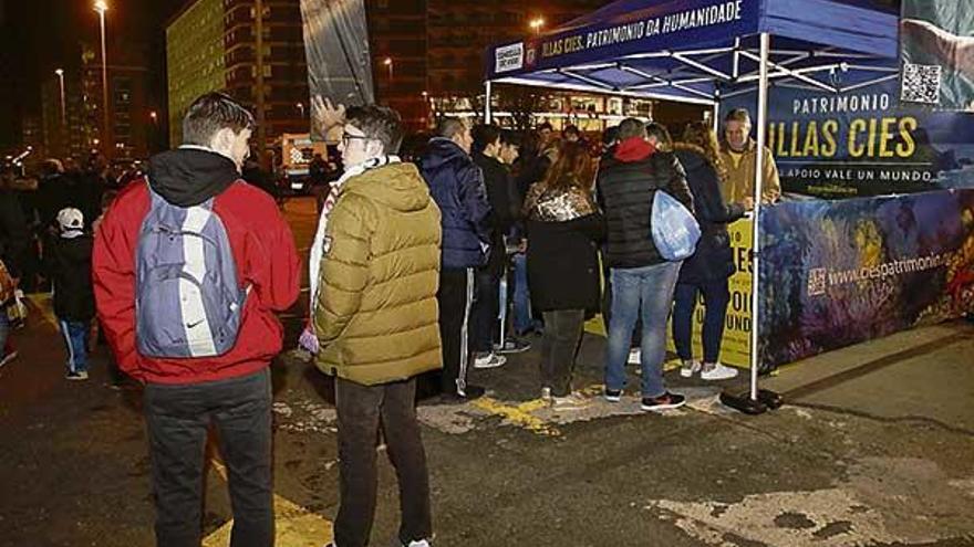 Colas ayer en las inmediaciones de Balaídos para firmar a favor de las Cíes como Patrimonio. // Alba villar