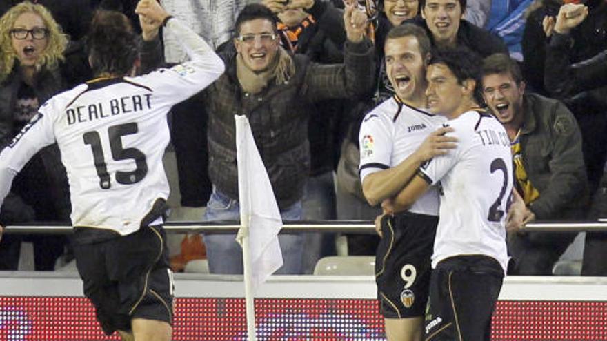 Soldado celebra el gol de la victoria.