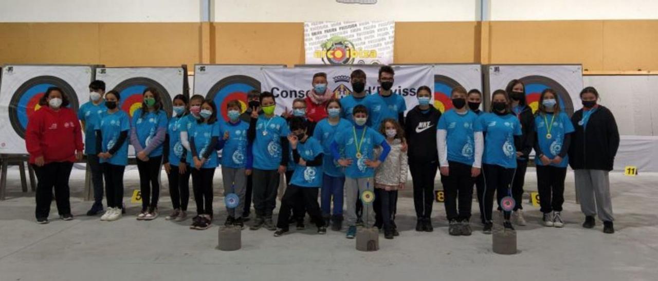 Foto de los arqueros de la cuarta prueba de la Liga Escolar que se celebró en Es Cubells.  | ARCOIBIZA