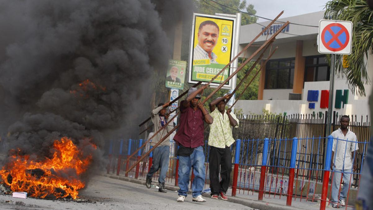 Manifestantes preparan una barricada en Puerto Príncipe.
