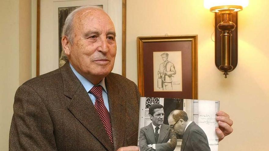 El doctor Barthe Aza muestra una foto en la que se le ve con Adolfo Suárez a la puerta de la Moncloa.