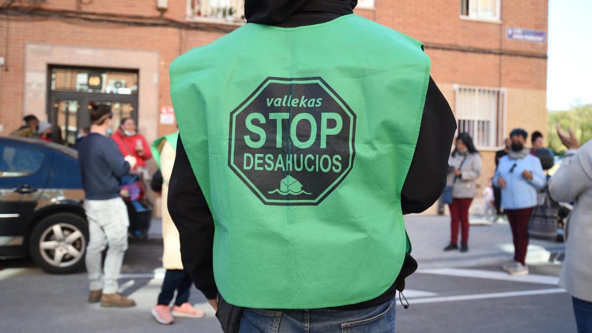 Imagen de archivo de un activista de STOP Desahucios en una protesta.