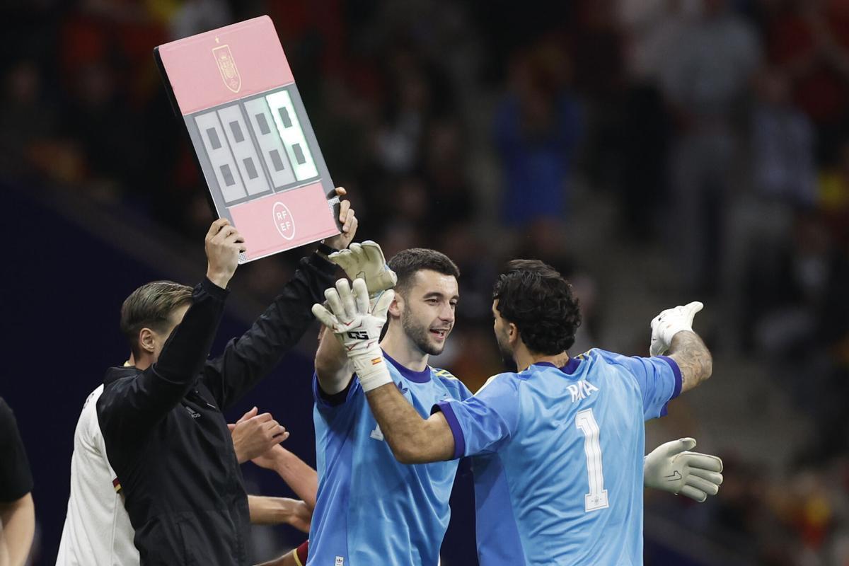 CORNELLÁ-EL PRAT (BARCELONA), 31/03/2026.- El guardameta de la selección española Joan García (c) abraza a David Raya (d) tras el cambio, en la segunda parte del partido amistoso que las selecciones nacionales de España y Egipto disputan este martes en el RCDE Stadium, de Cornellá-El Prat, Barcelona. EFE/Alberto Estévez