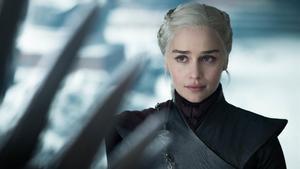 La actriz Emilia Clarke, caracterizada como Daenerys Targaryen durante una escena del último episodio de la serie ’Juego de tronos’, en mayo de 2019.