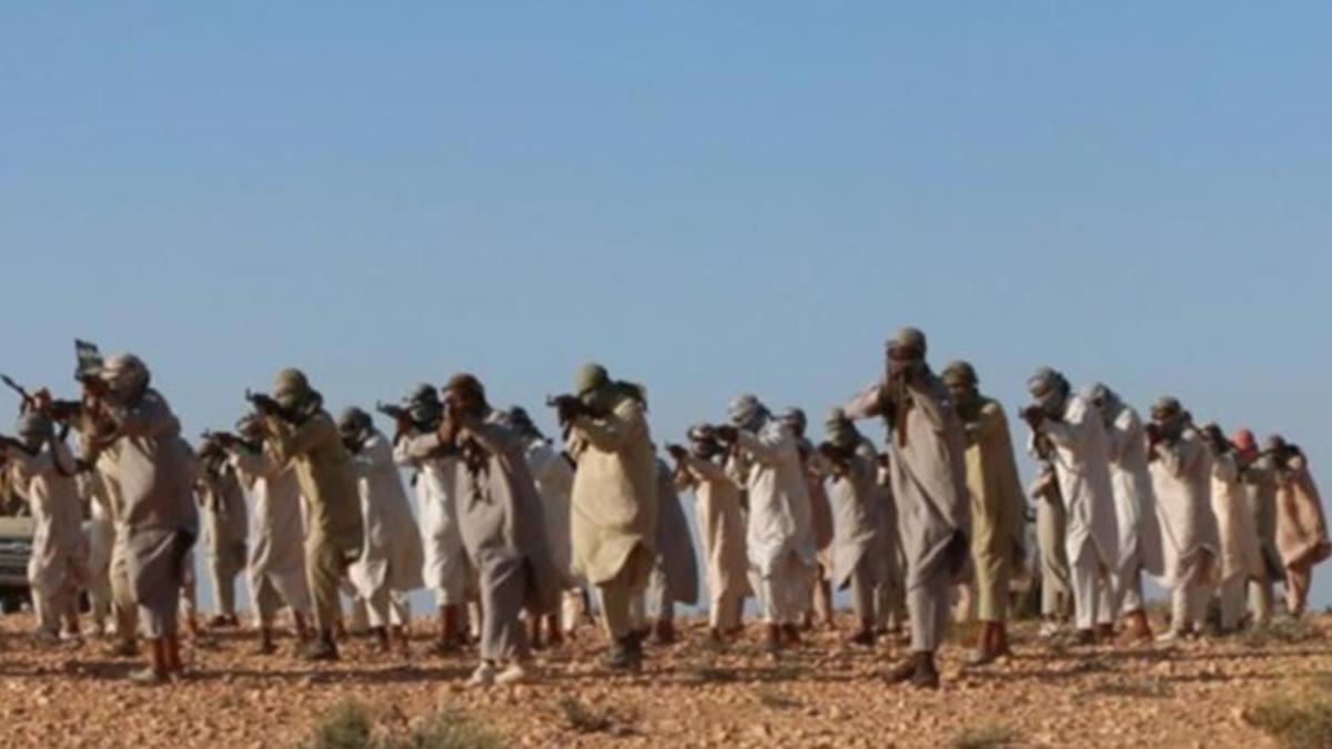 Miembros del Estado Islámico en un campo de entrenamiento en Libia.