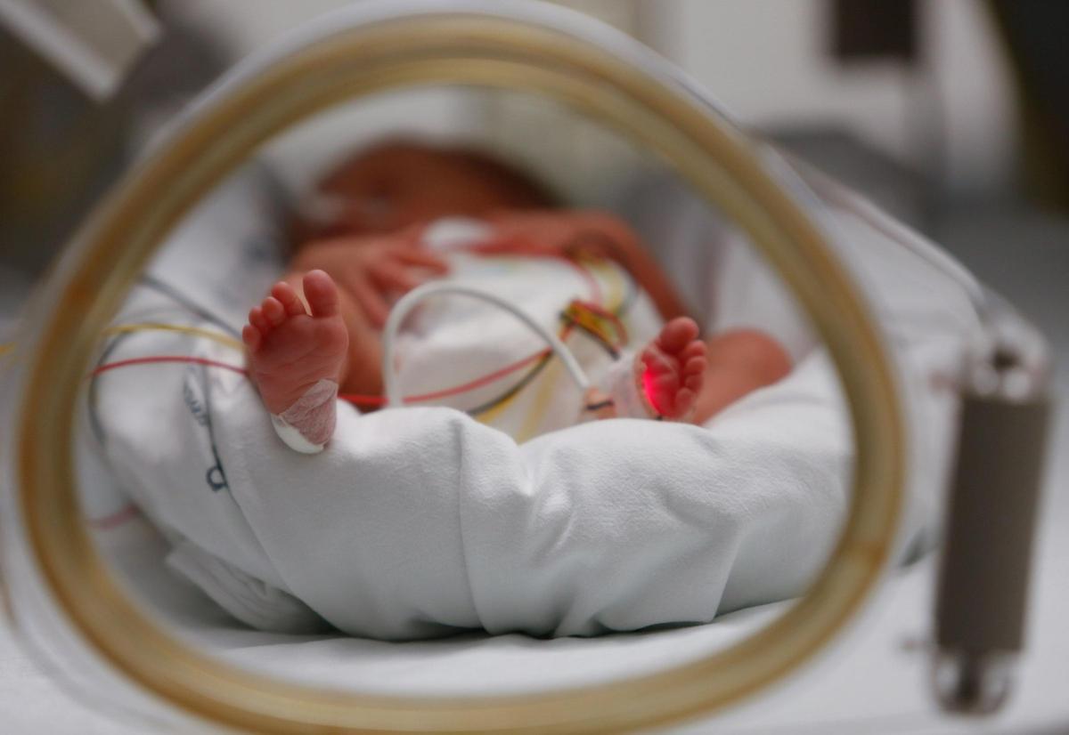 Un bebé, en una incubadora.