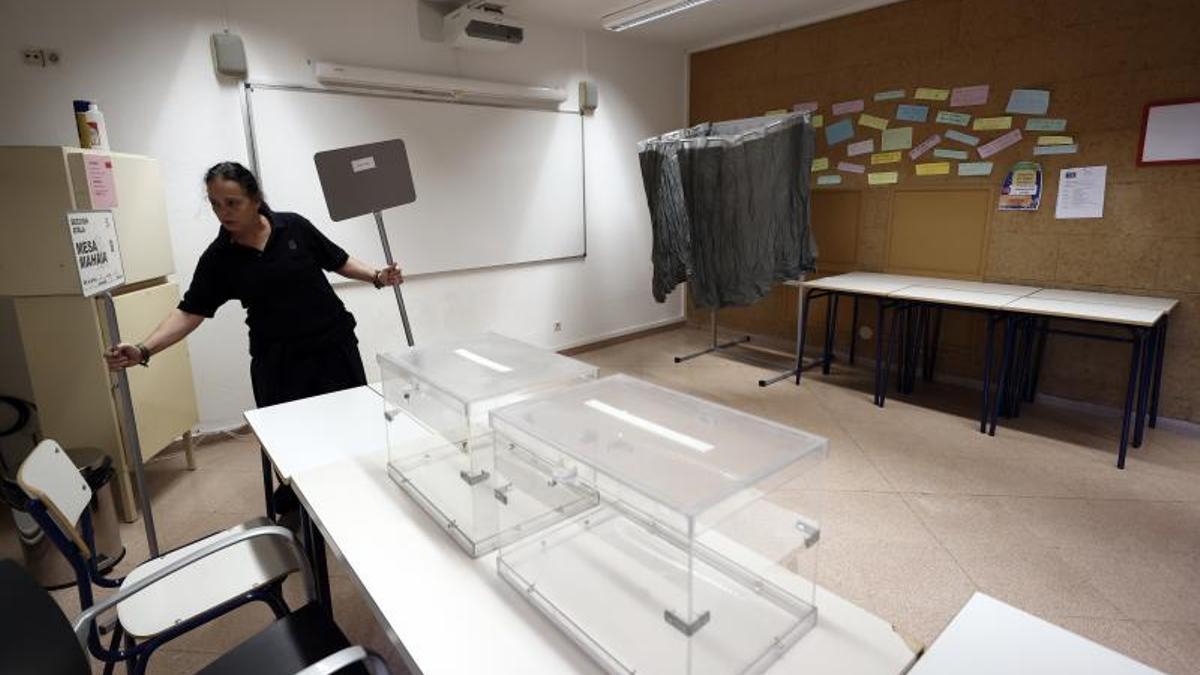Preparación de un colegio electoral para el 28-m en Pamplona. Foto Jesús Diges EFE