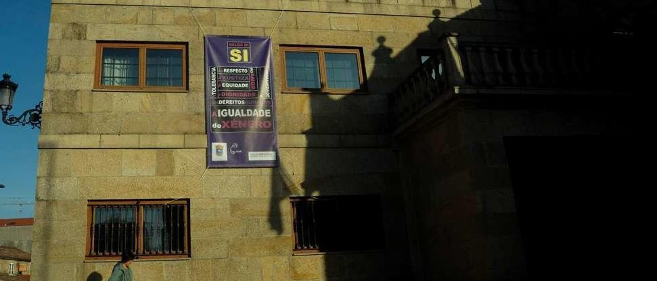 La pancarta colgada en la fachada de la casa consistorial. // Iñaki Abella