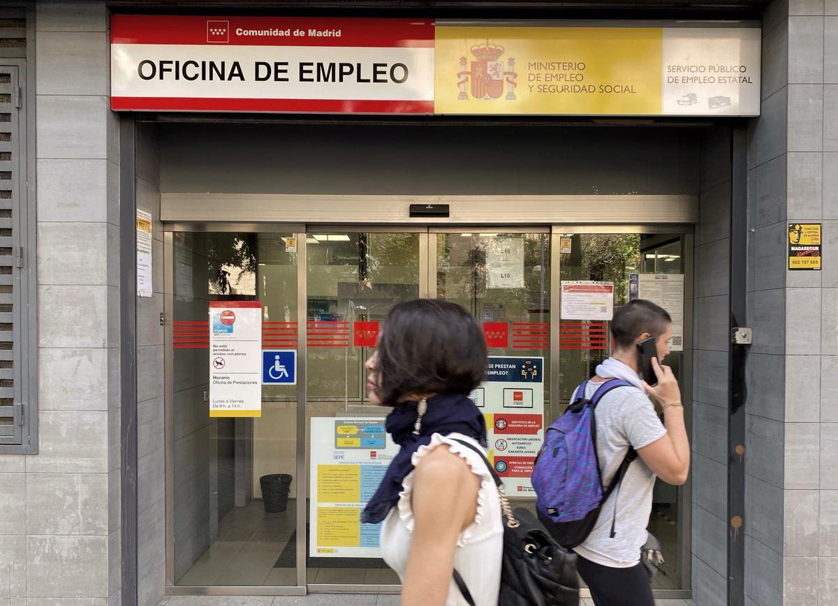 Dos personas pasan por la oficina de empleo de Acacias, a 4 de octubre de 2022, en Madrid (España). El número de parados registrados en las oficinas de los servicios públicos de empleo (antiguo Inem) subió en 17.679 desempleados en septiembre (+0,6%), lo