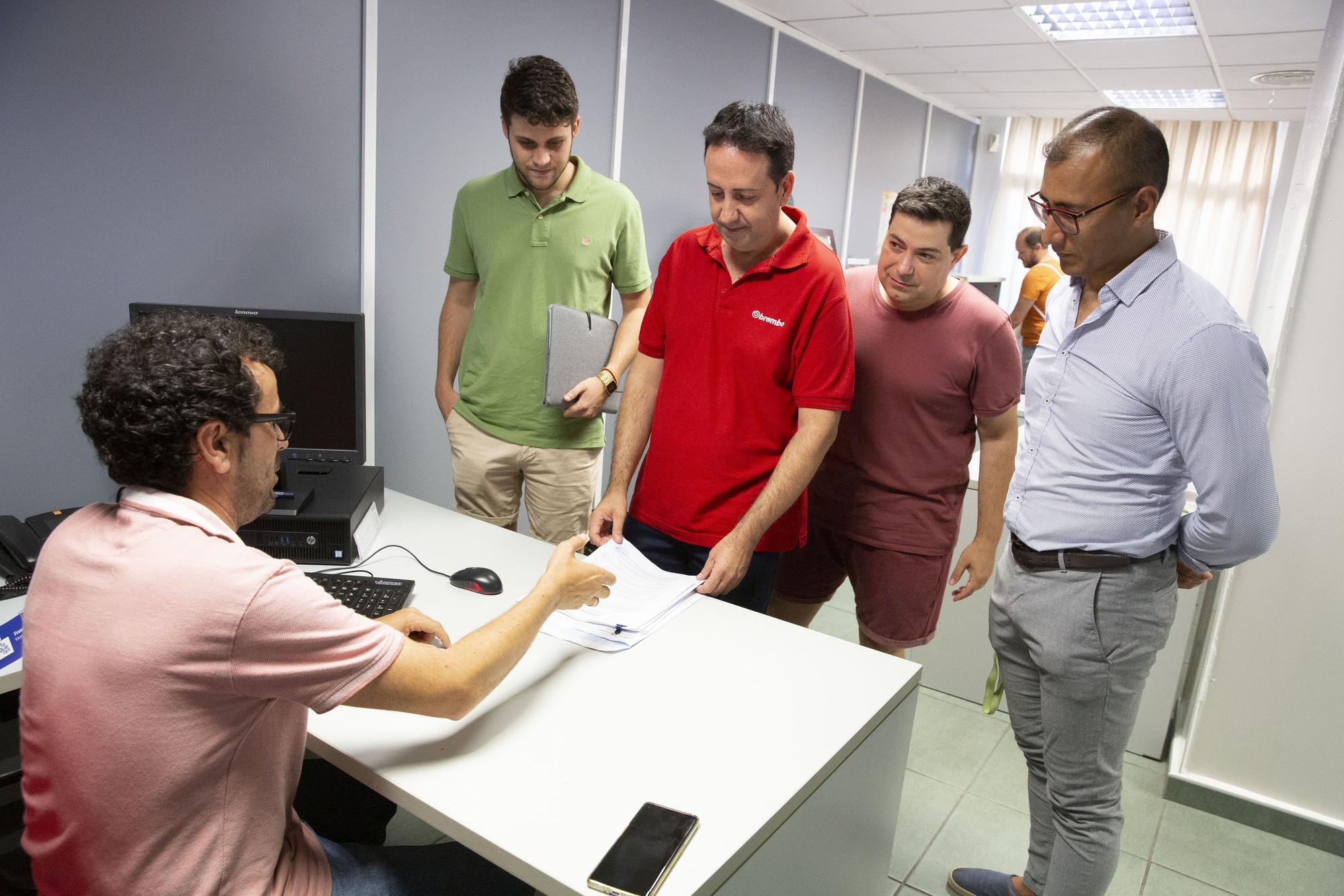 Entrega de los documentos en la Federació de Fogueres