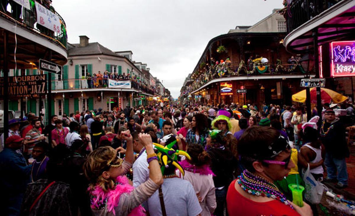 Els participants del carnaval de Nova Orleans ballen durant el Mardi Gras, la desfilada que se celebra la vigília del dimecres de Cendra, a Nova Orleans.