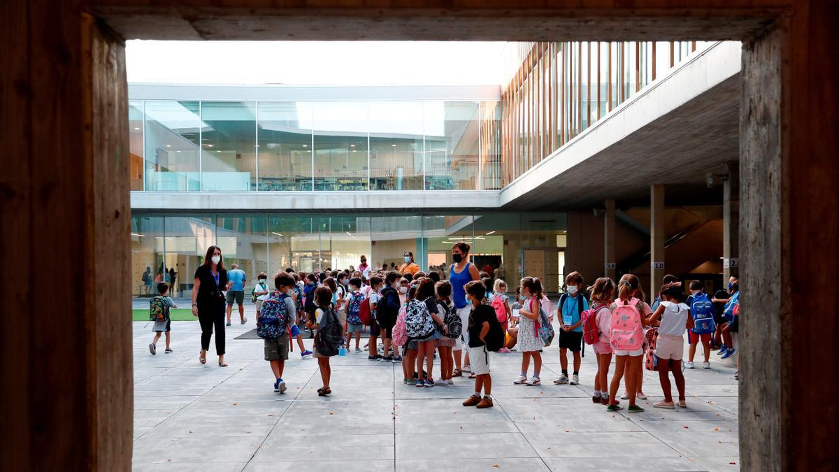 SAN SEBASTIÁN (ESPAÑA), 08/09/2021.- Los niños llegan al colegio en San Sebastián este miércoles, en el que arranca el curso escolar 2021-2022 para los alumnos de Primaria en el País Vasco. EFE/Juan Herrero.