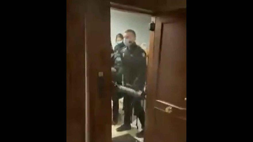 Los agentes de la Policía Nacional irrumpiendo en un piso en Madrid durante la actuación policial.