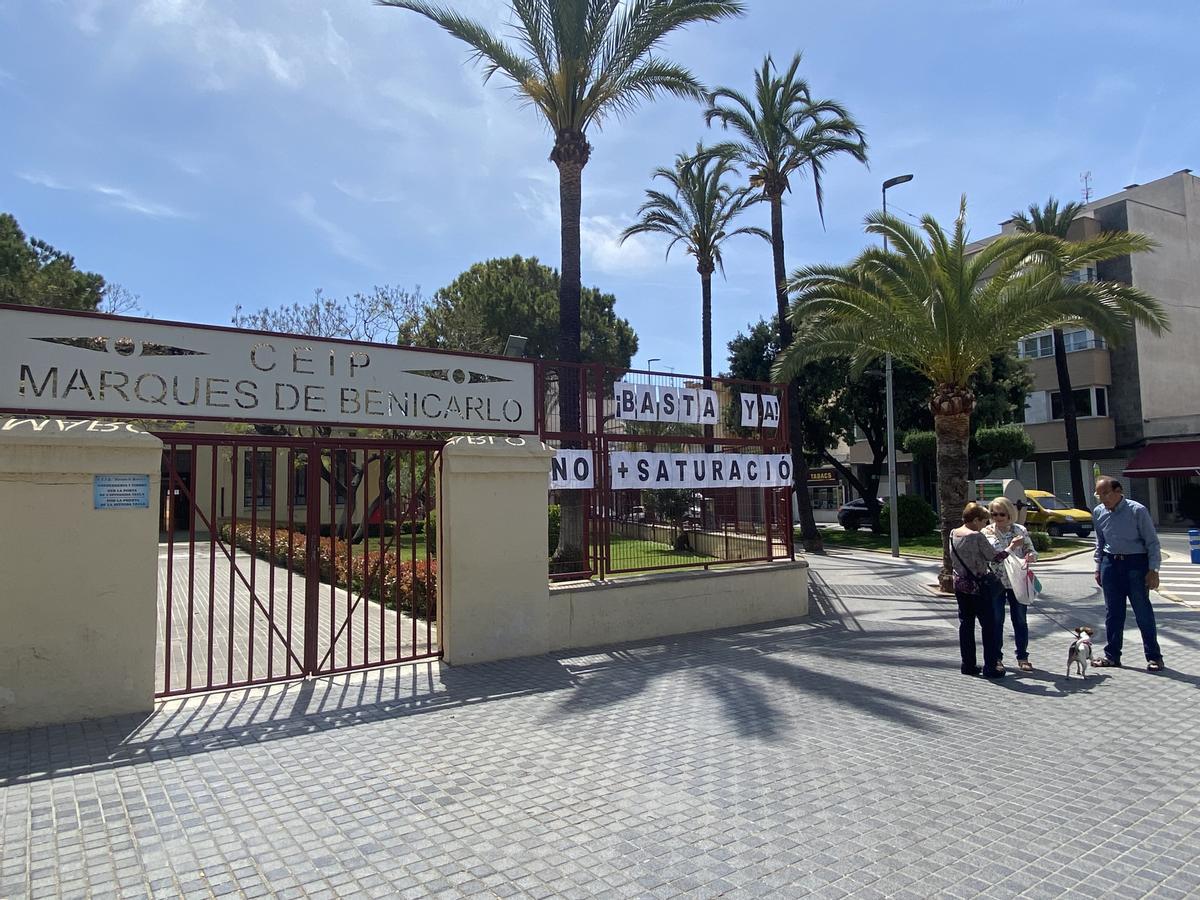 Las pancartas de entrada vuelven a estar en la entrada del colegio.