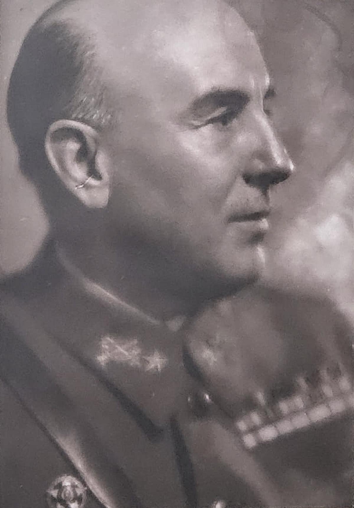 Miguel Campins con uniforme de general. ¿Zaragoza? 1936.