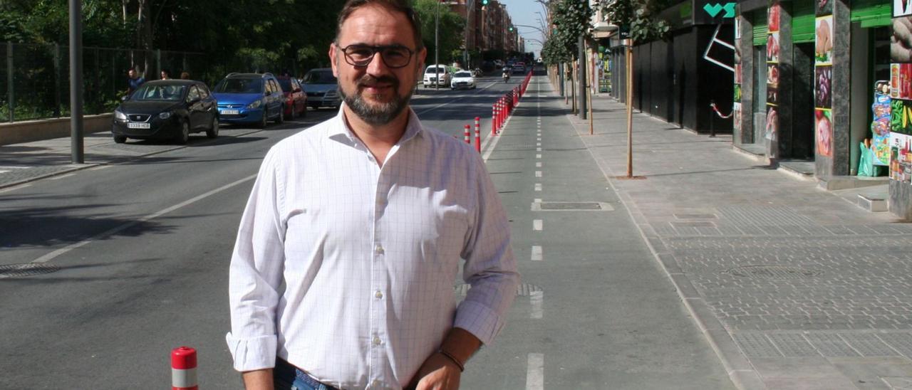 El alcalde, Diego José Mateos, en la calle 
Jerónimo Santa Fe. 
Fotografía: Pilar Wals.