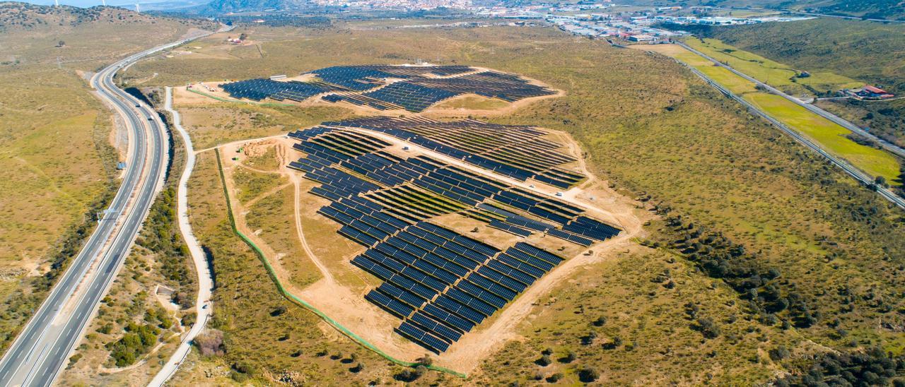 Vista aérea de la primera planta fotovoltaica de Plasencia, La Solana.