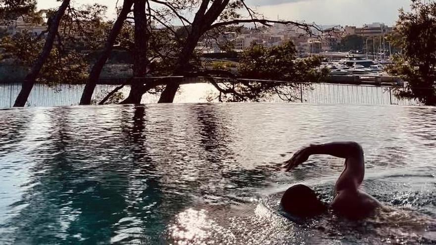 Rafa Nadal haciendo ejercicios de fuerza y recuperación en la piscina de su nueva casa de Mallorca