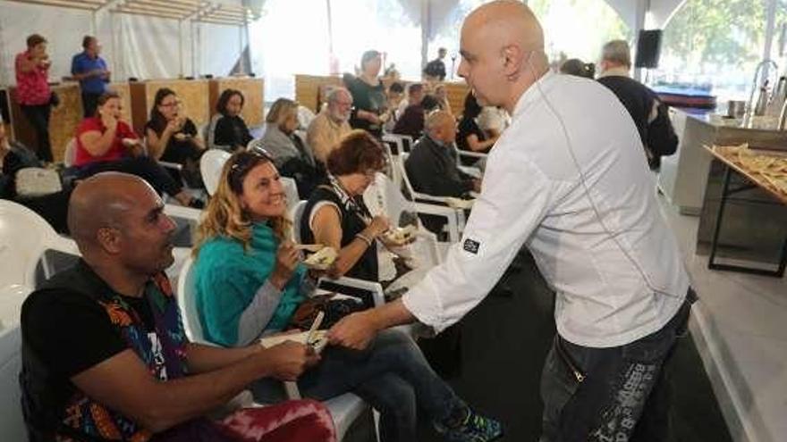 &quot;Cocina en Vivo&quot;, una cita obligada |  Entre las múltiples actividades de la Festa do Marisco hay citas obligadas como el ciclo &quot;Cocina en Vivo&quot;. Participan los cocineros Sergio Musso, Lucía Freitas, Bruno Pena, Álvaro Victoriano, Carlos Barreira y los grovenses Lorena Moldes (restaurantes A Tapería y Pan de Millo), Damián Alfonso (A Costa) y Paco Caneda (chef oficial de la fiesta).