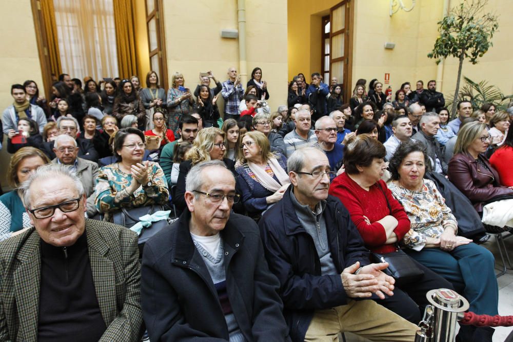 Imposición de bunyols e intercambio de fotografías