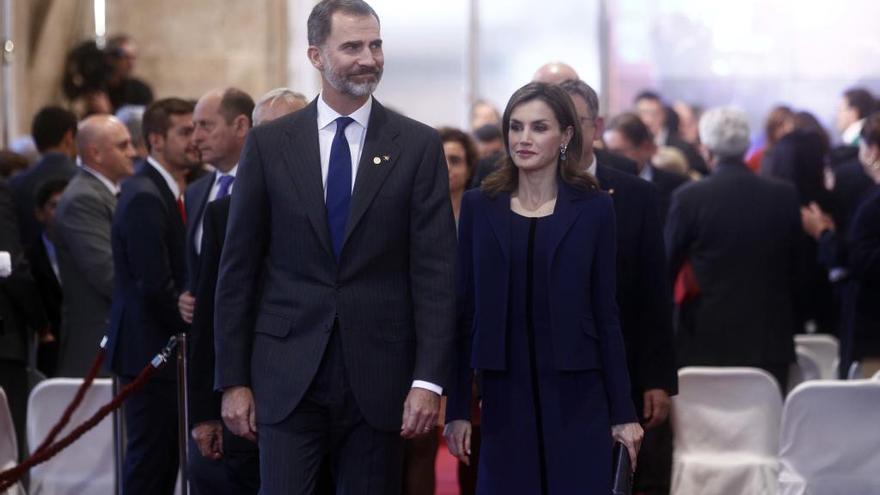 Los reyes el año pasado en su entrada a la Llotja para presidir la entrega de los Premios Jaime I