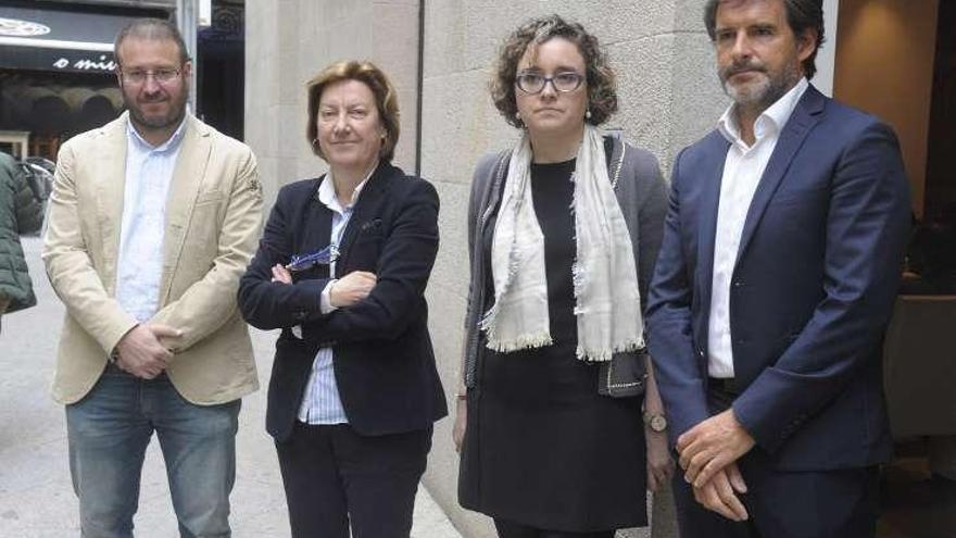 Médicos y representantes de la clínica, ayer, en A Coruña.