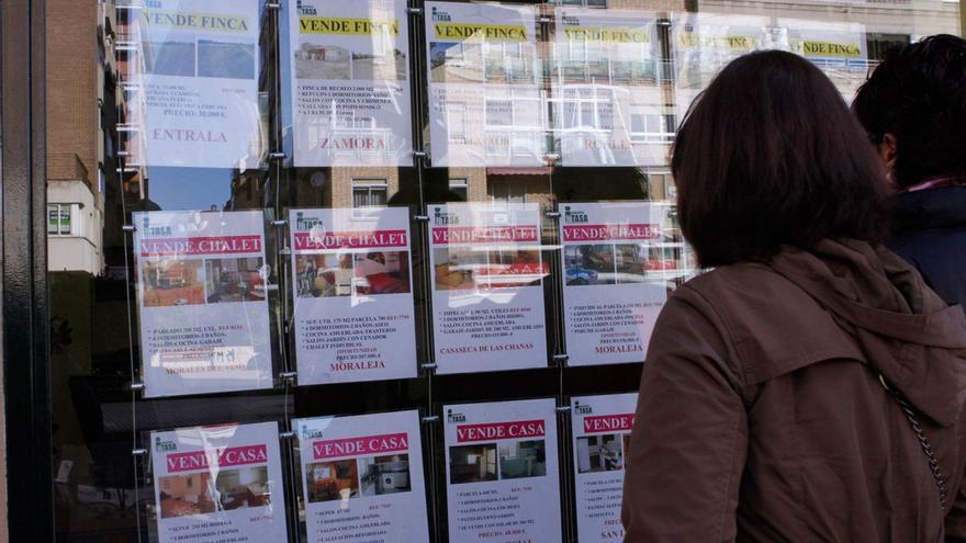 Dos mujeres observan las ofertas de una inmobiliaria. |