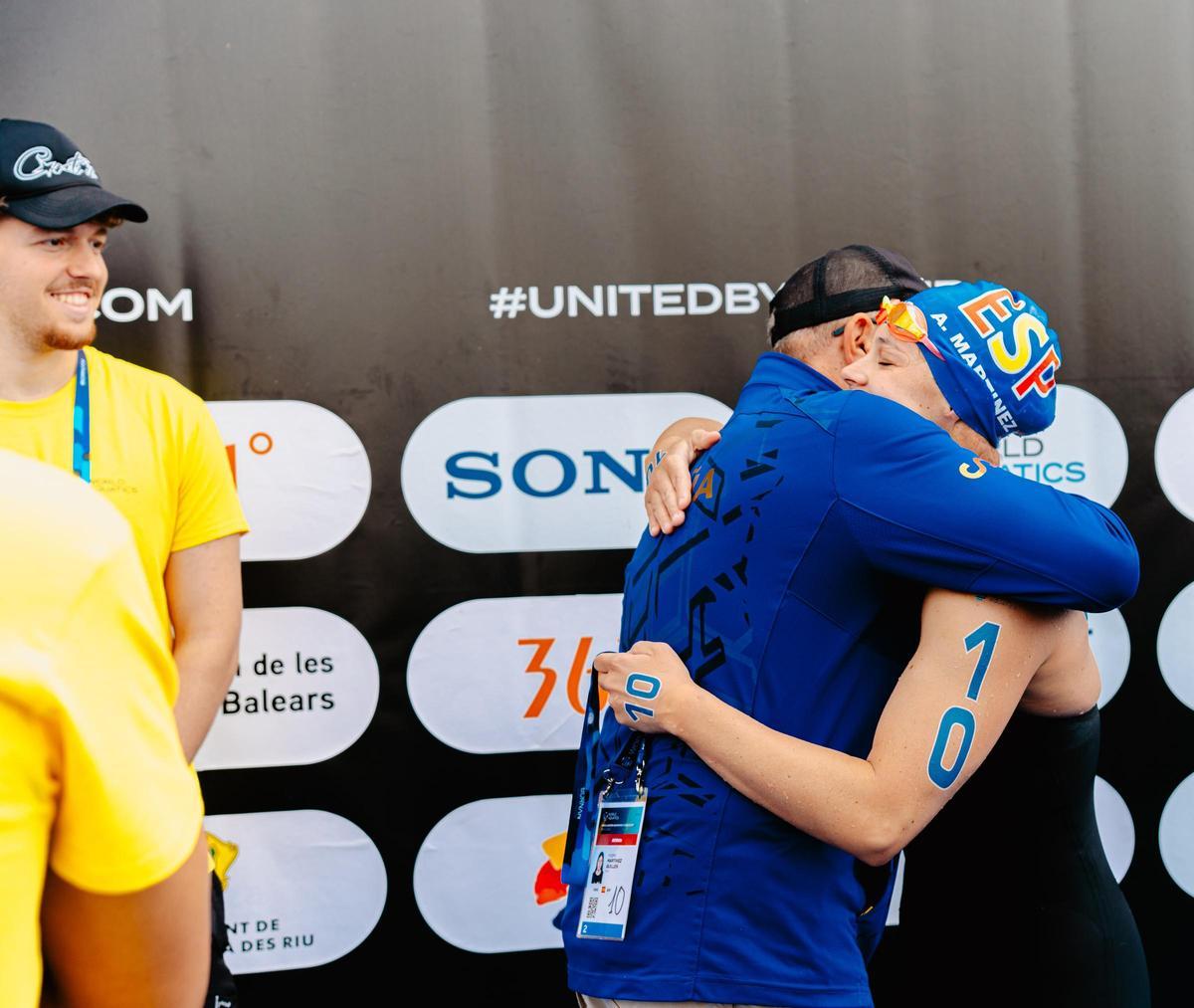 Ángela Martínez celebra la medalla de plata