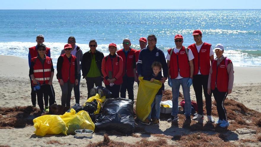 Varias empresas realizan acciones medioambientales en las playas de El Campello