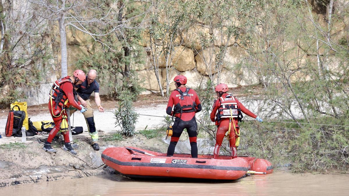 El operativo de búsqueda continúa sus labores en el río Segura este domingo