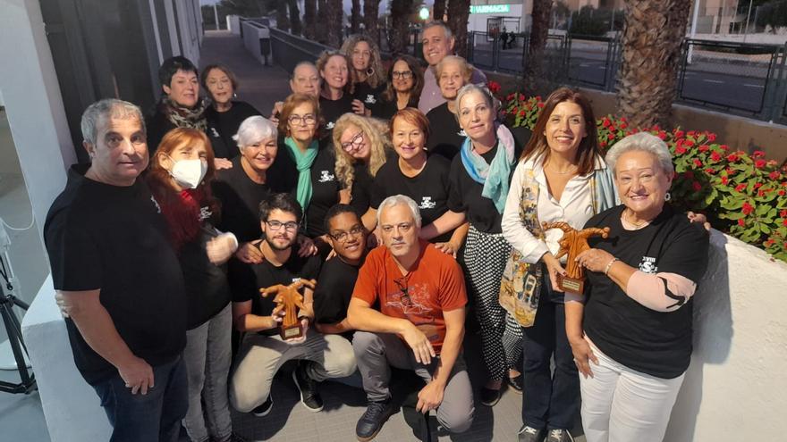 The mayoress of Telde congratulates the Jinamarte group
