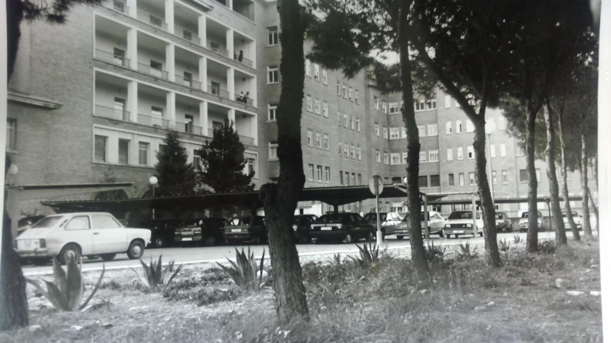 El aparcamiento trasero del hospital.