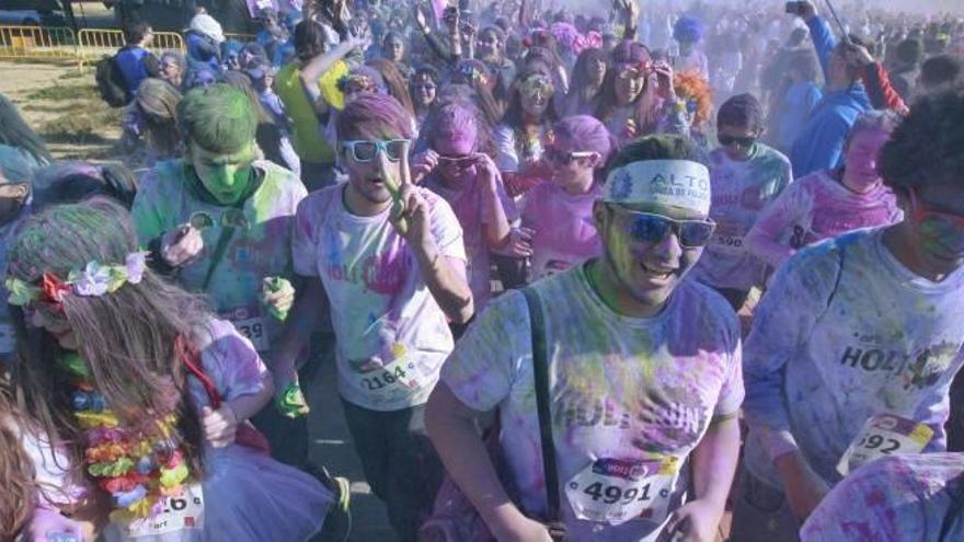 Imagen de archivo de un festival de lluvia de colores, inspirado en una celebración de origen hindú.