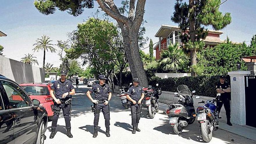 Agentes de la Policía Nacional cortaron la calle donde está el chalé de Ripoll, que se ve a la derecha.