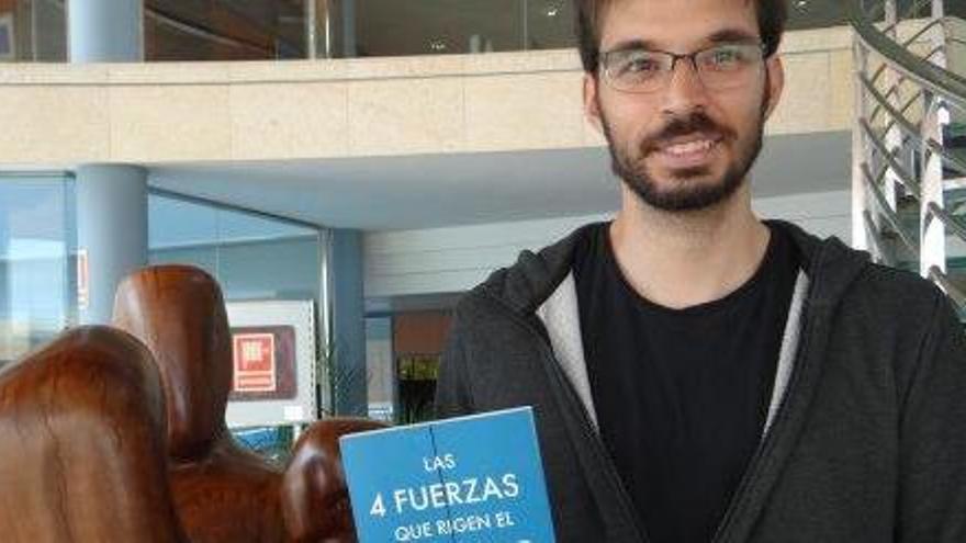 El autor del libro, con un ejemplar, en las instalaciones de Diario de Ibiza.