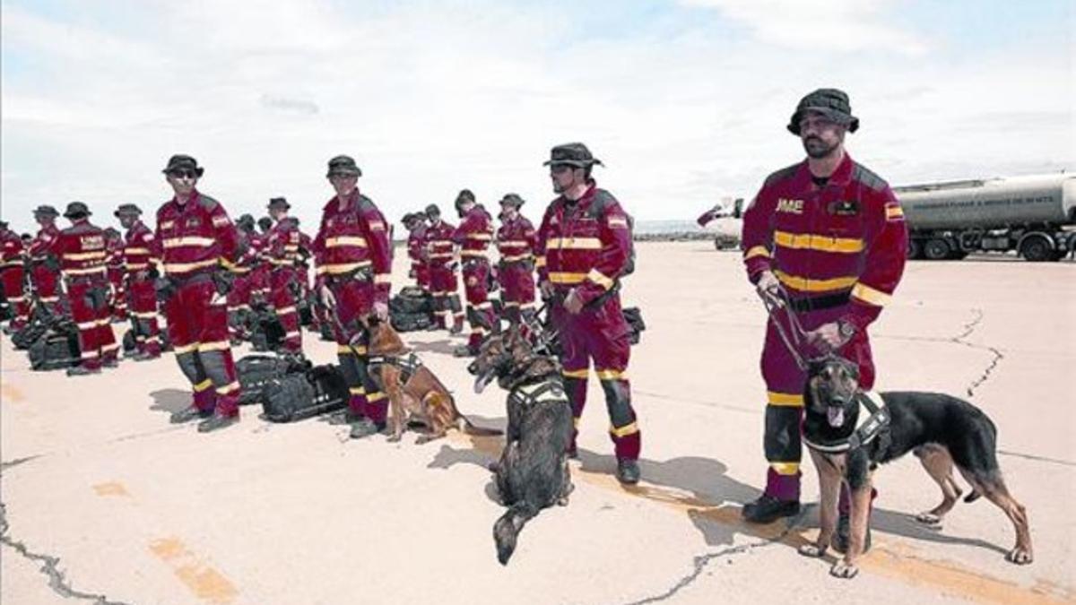 Militares de la UME y miembros de la Guardia Civil antes de salir ayer rumbo a Nepal.