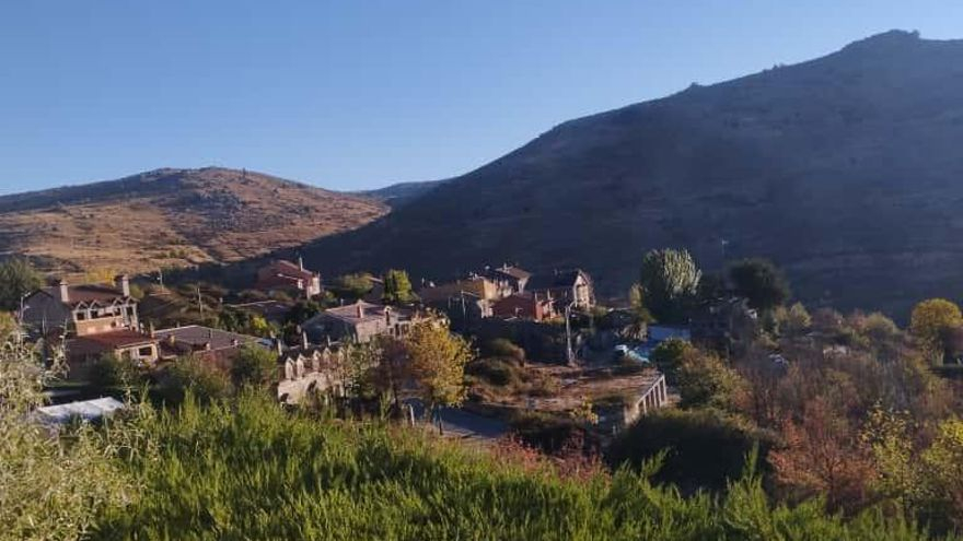 El único pueblo de Madrid al que el agua aún llega en camiones cisterna: "Nos estamos haciendo mayores y queremos mejoras"