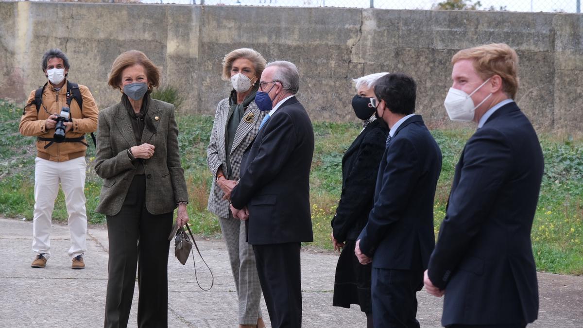 Doña Sofía, a su llegada, recibida por el alcalde, el presidente de la diputación, la directora general de Accesibilidad, la presidenta del Banco de Alimentos y el tesorero de Fesbal.