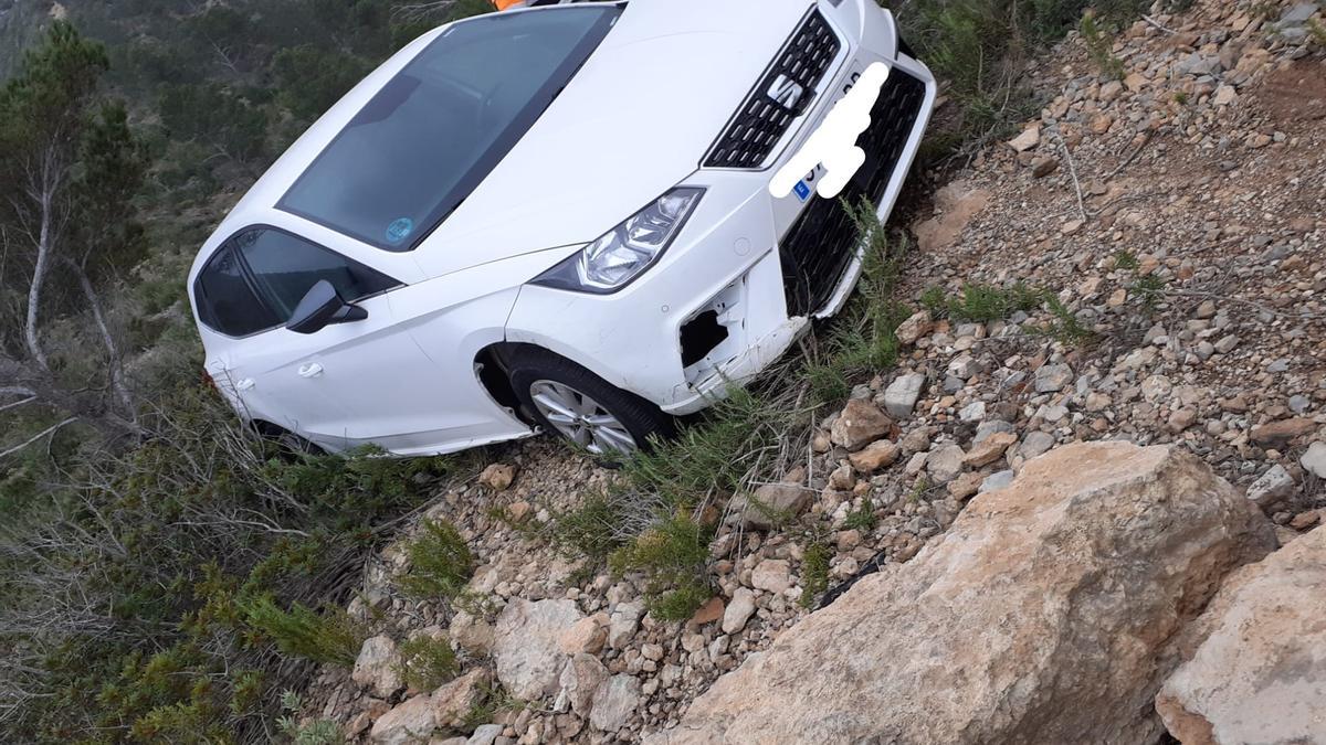 Seat Ibiza abandonado en el camino empedrado.