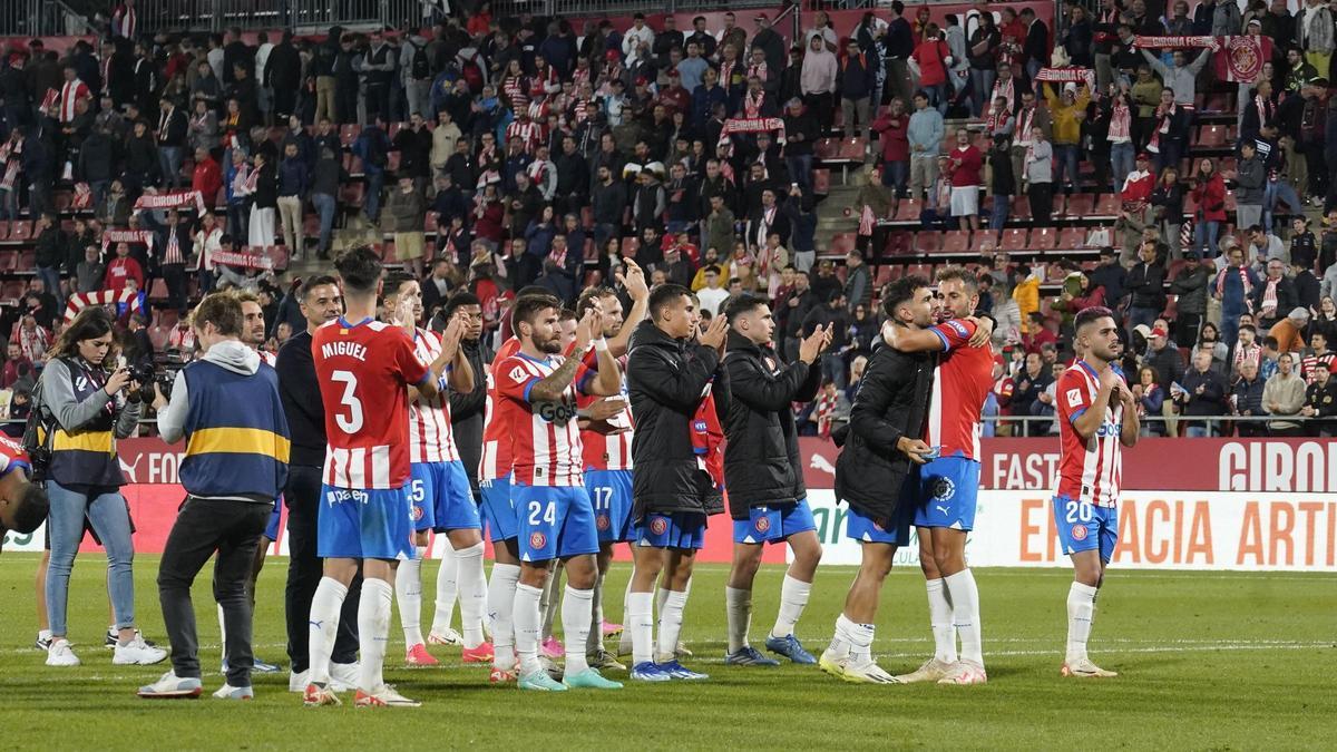 Els jugadors del Girona saluden l'afició al final d'un partit a l'estadi