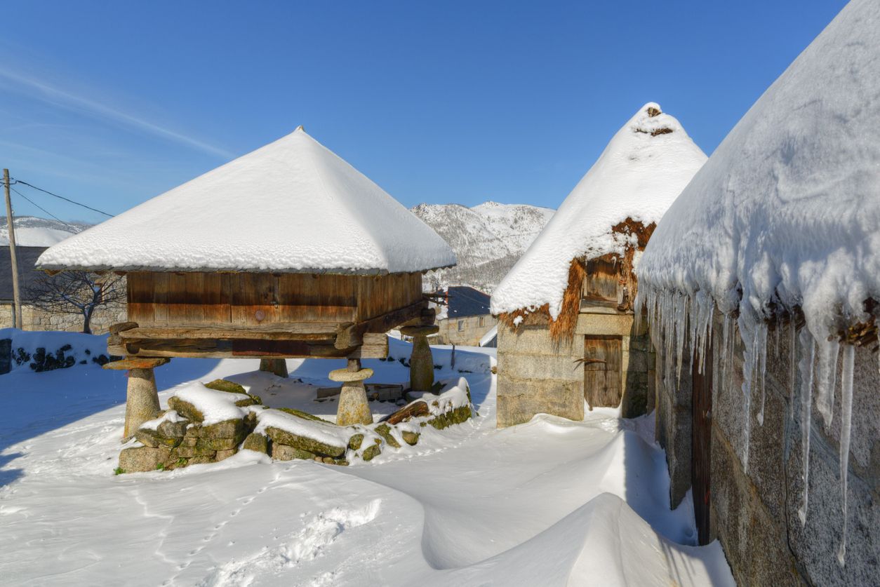 El techo inclinado y circular permite que la nieve resbale por el tejado para evitar que se derrumbe por el peso.