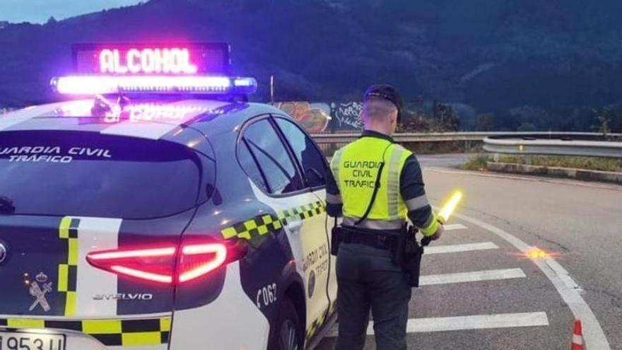 Multado con 200 euros por usa la baliza v16 pero no tener la botella obligatoria a mano: la Guardia Civil vigila los maleteros