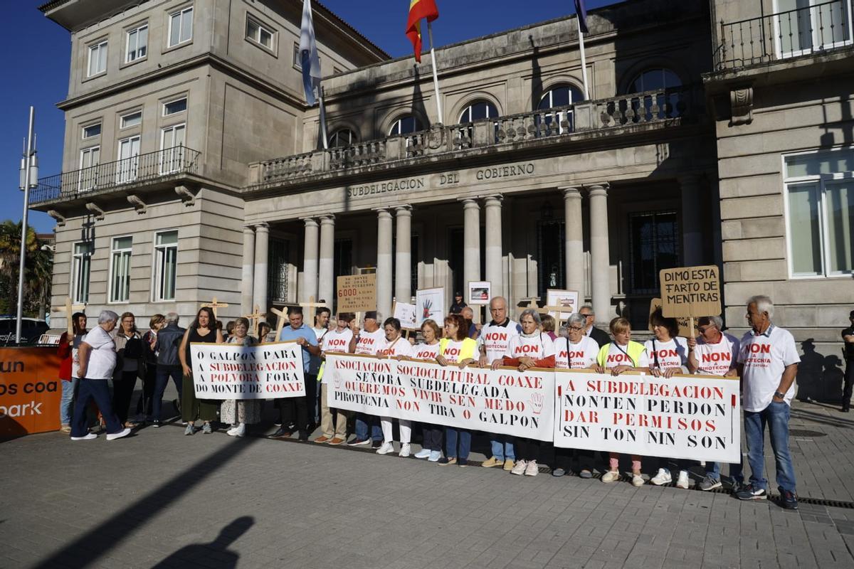 Un momento de la protesta desarrollada a las puertas de la Subdelegación del Gobierno en Pontevedra, esta mañana.