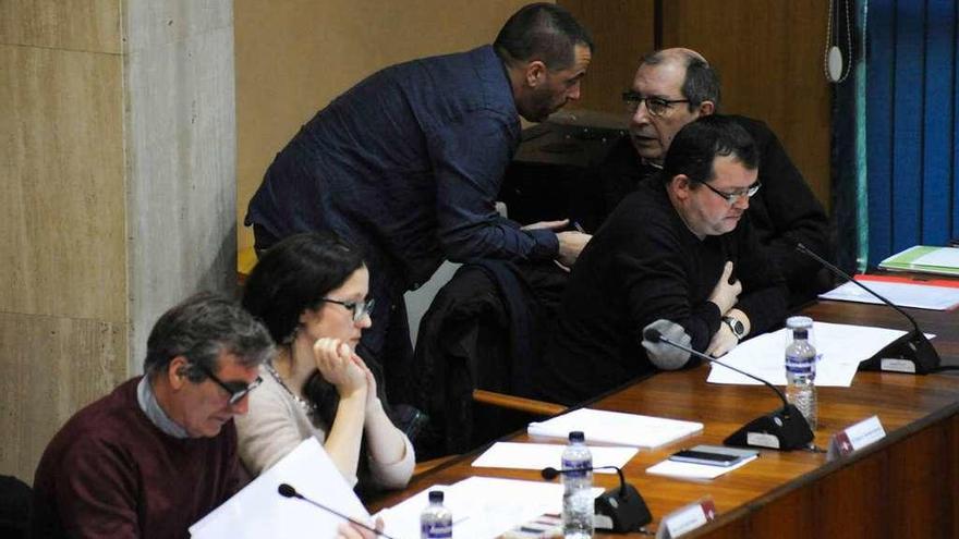 Xabier Ríos, Lucía César, Gaspar González, Miguel Alves y Pérez Callón, en un pleno. // Iñaki Abella