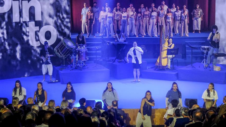 Un momento del espectáculo ‘La luz del horizonte’ en la obertura del acto institucional celebrado ayer en el Auditorio Alfredo Kraus de Las Palmas de Gran Canaria.