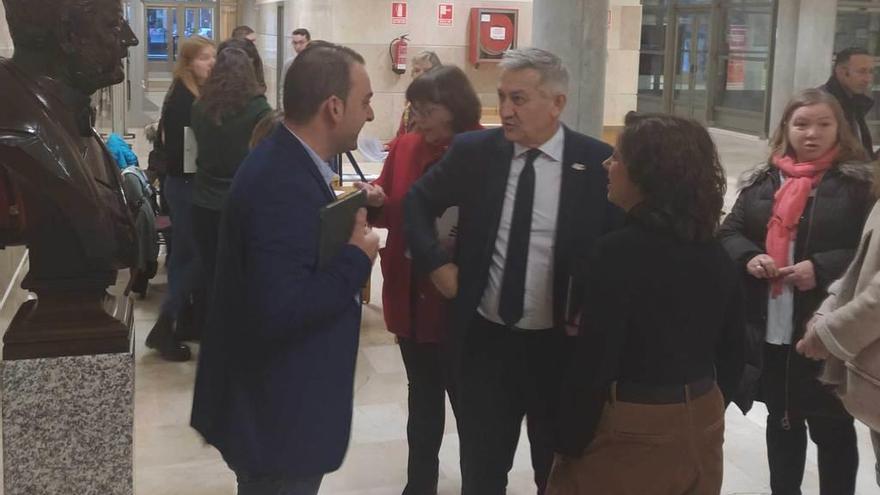 Santiago García Granda, ayer, charlando con Manuel Ángel Álvarez y Asun Cámara, directora de la Escuela Politécnica del campus de Mieres.