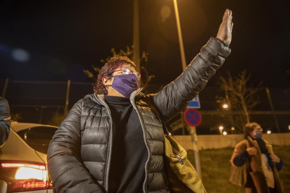 Dolors Bassa en el moment de tornar entrar a la presó